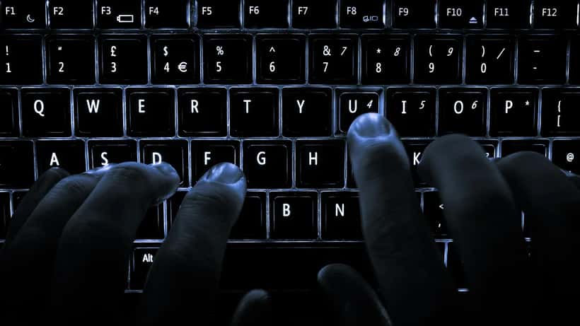Clavier d'ordinateur rétroéclairé dans l'obscurité évoquant une cyberattaque ou une intrusion informatique