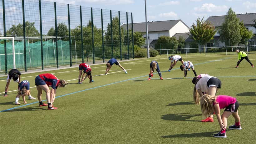 Fußballspieler beim Training in Deutschland — Sportverletzungen richtig behandeln