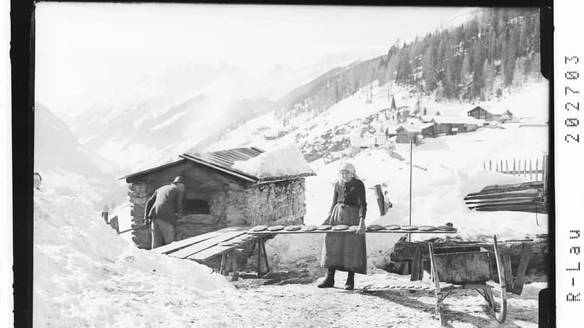Traditionelle alpine Bäckerei in Österreich mit handgemachtem Brot und Backwaren