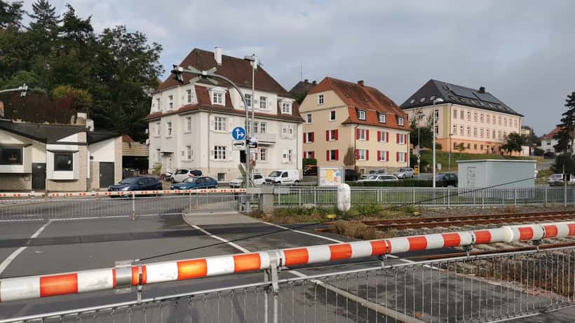 Bahnübergang mit geschlossener Schranke in Tauberbischofsheim, Deutschland