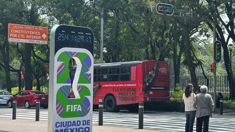 Horloge du compte à rebours FIFA Coupe du Monde 2026 sur le Paseo de la Reforma à Mexico City