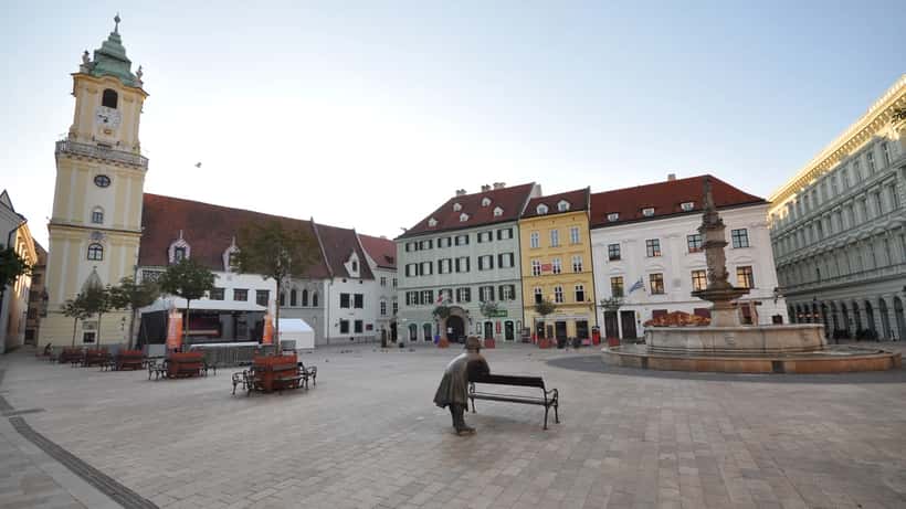 Piazza principale di Bratislava con la Torre del Municipio e la Fontana di Rolando, architettura storica della città vecchia slovacca