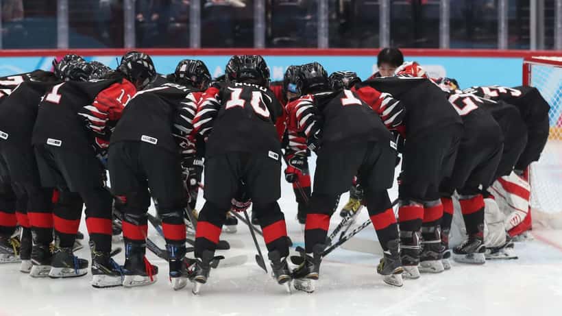 Joueuses de hockey sur glace féminin en plein match, combat pour le palet
