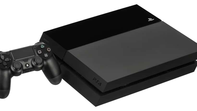 Consola PlayStation PS4 con mando DualShock sobre fondo blanco
