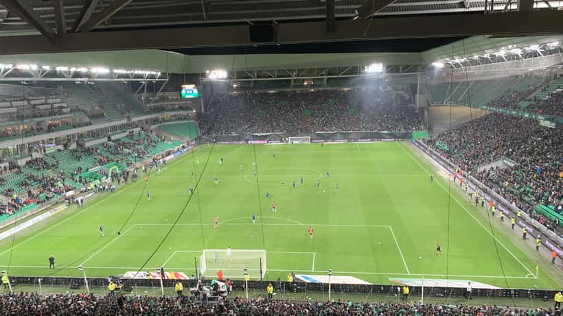 Stade Geoffroy-Guichard à Saint-Étienne lors d'un match de football, tribunes remplies de supporters