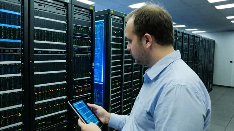 IT-Techniker in Serverraum analysiert RAM-Preise auf Tablet