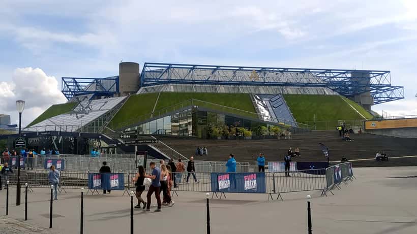 Vue extérieure du Palais Omnisports de Paris-Bercy, maintenant Accor Arena