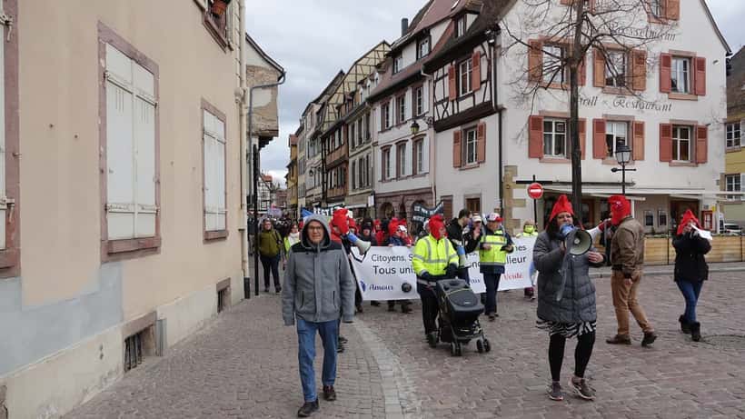 Manifestants dans les rues de Colmar lors d'une manifestation en France