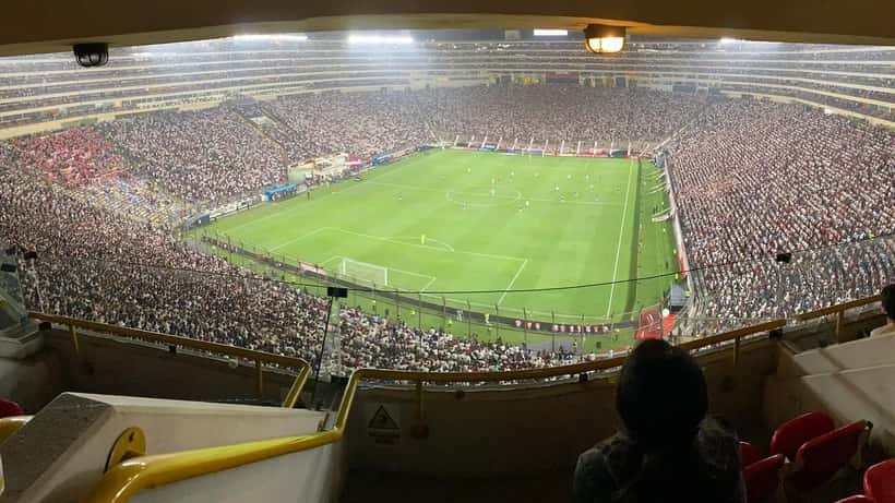 Vista aérea del Estadio Monumental de Universitario de Deportes en Lima, Perú, durante un partido de Copa Libertadores