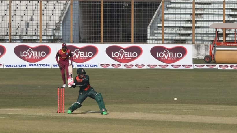 Joueurs de cricket en action lors d'un match ODI West Indies, Chattogram