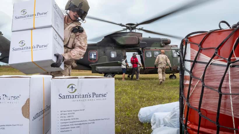 Nederlandse Defensie-helikopter in actie tijdens een hulpverleningsoefening