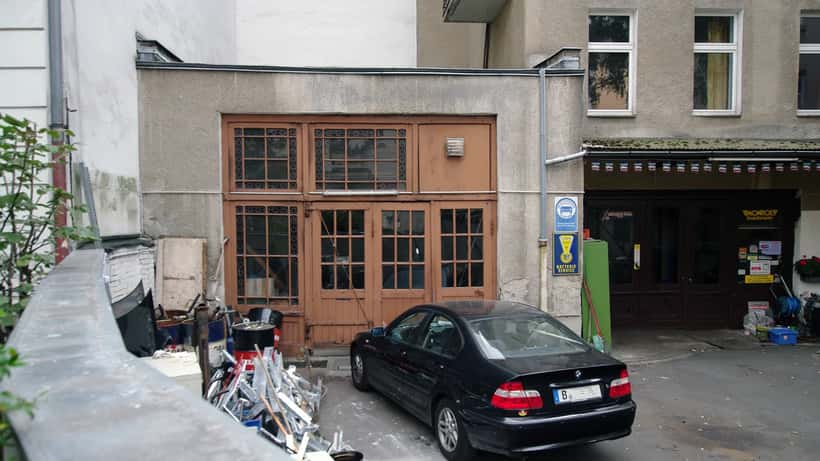 Berliner Kfz-Autowerkstatt mit Fahrzeugen in Wartungsposition, Deutschland