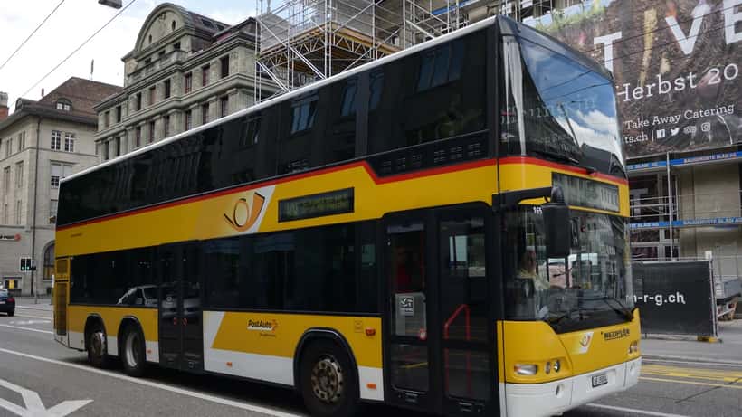 Car Postal jaune de la poste suisse dans les rues de Saint-Gall