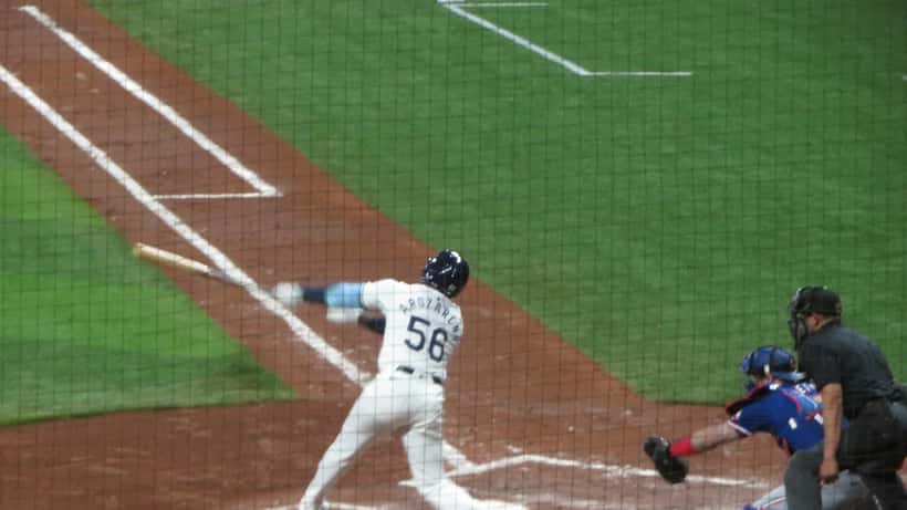 Randy Arozarena bateando en un partido de béisbol en Tropicana Field, Florida