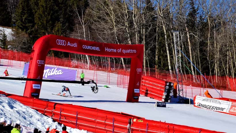 Sofia Goggia im Rennanzug beim FIS-Skiweltcup in Courchevel, Abfahrt auf der Piste