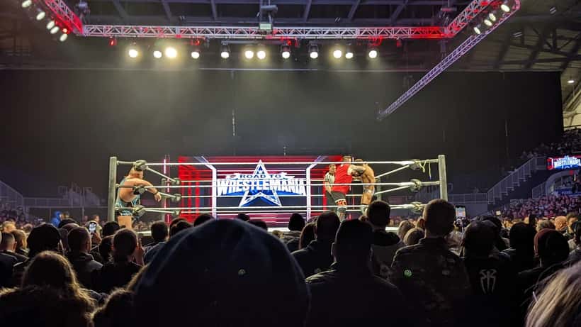 Lutadores da WWE em combate no ringue durante evento Road to WrestleMania em Toronto em 2022