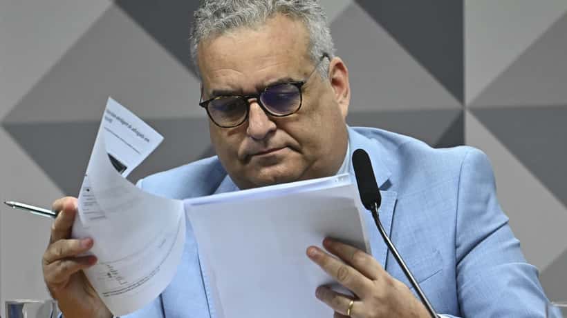 Alfredo Gaspar em sessão do CPMI-INSS no Senado Federal em 2025, enquanto sua candidatura ao Senado em Alagoas ganha forma em 2026