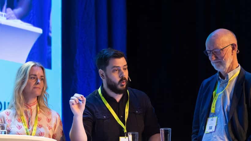Chang Frick talar vid ett medieevenemang – pressrättens krav på nyhetssajter 2026