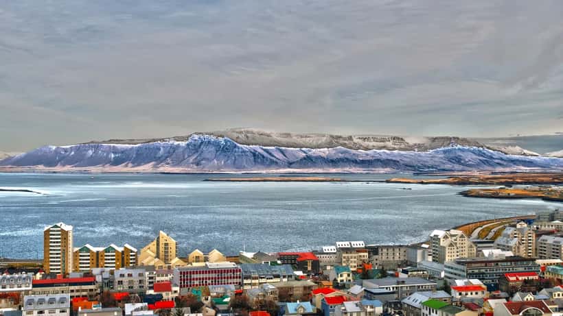 Loftmynd af Reykjavík borgaryfirliti, þéttbýl hverfí og fjörður í baksýn