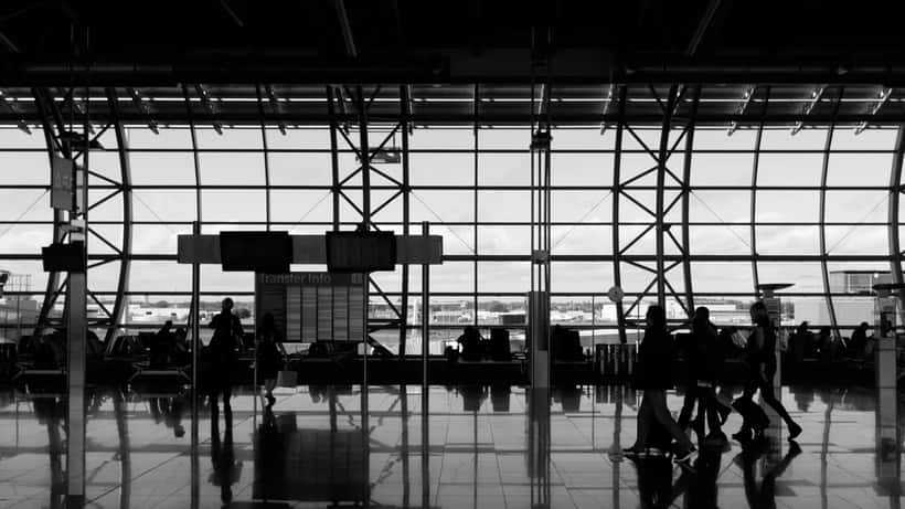 Reizigers in de terminal van Brussels Airport te Zaventem