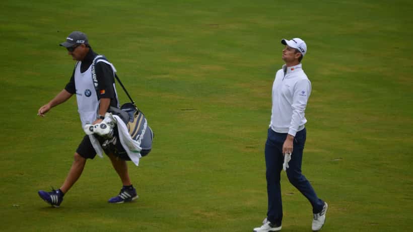Justin Rose a jogar golfe num torneio profissional de alta competição