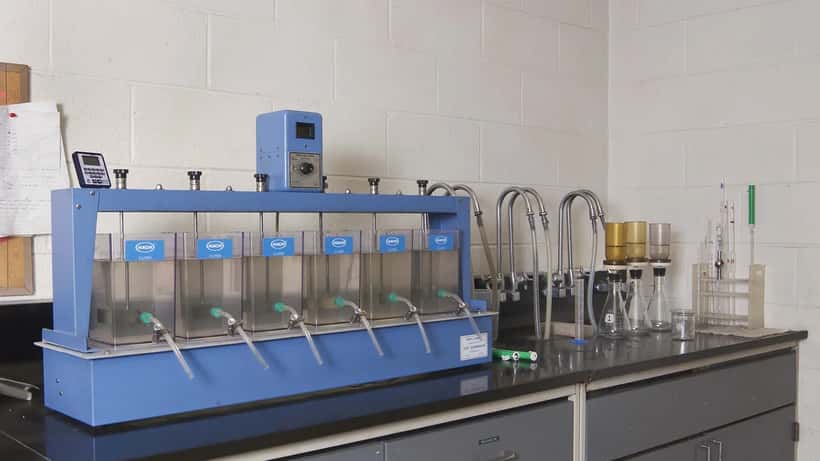 Equipamento de análise de qualidade da água em laboratório
