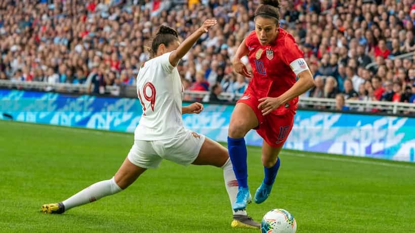 Carli Lloyd, campeona del mundo con la USWNT, en un partido de fútbol internacional