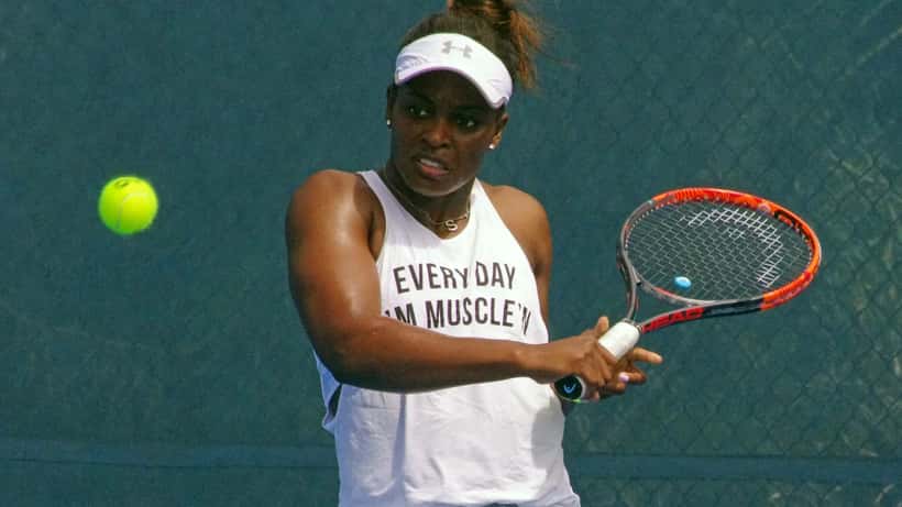 Sloane Stephens en action sur un court de tennis