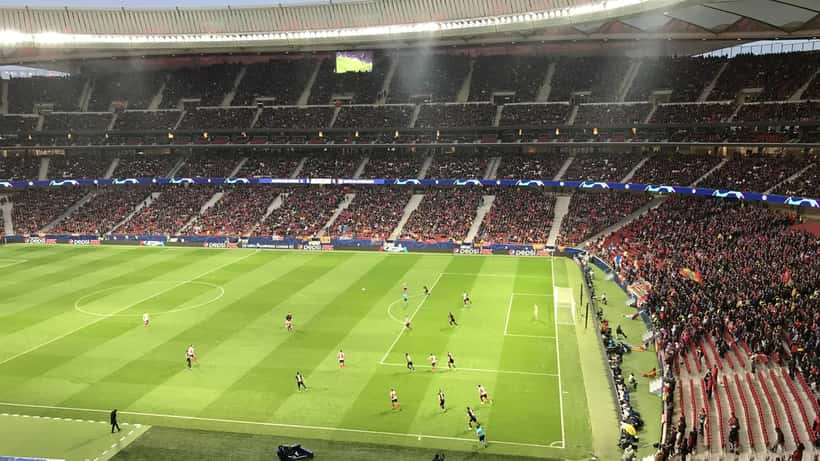 Partido de fútbol del Atlético de Madrid en la Champions League — aficionados y jugadores en el estadio