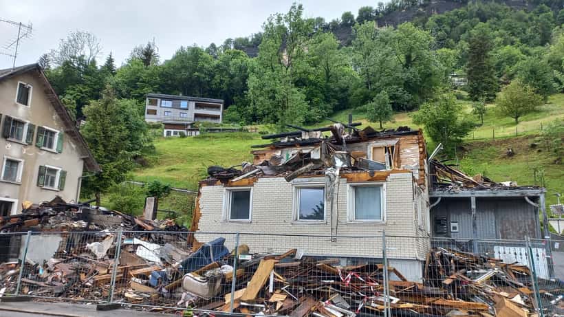 Brandgeschädigtes Gebäude in Österreich nach einem Feuer – Schäden an Fassade und Dach