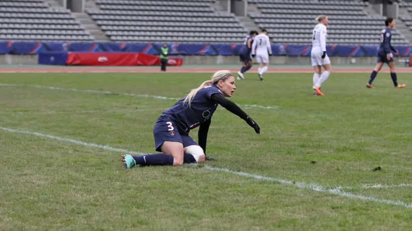Laure Boulleau en match avec le PSG féminin, avant de fonder l'association Contrepied en 2026