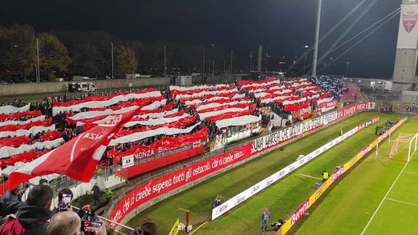 Stadio UPower di Monza con tifosi in Curva Pieri durante la partita Monza-Torino 2023