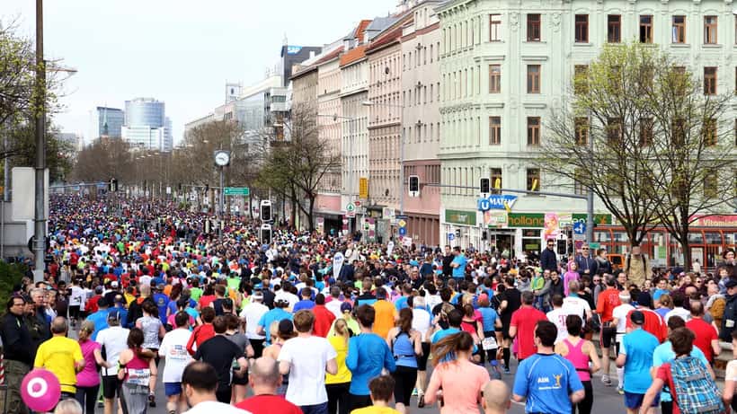 Läufer auf der Lassallestraße beim Vienna City Marathon 2026