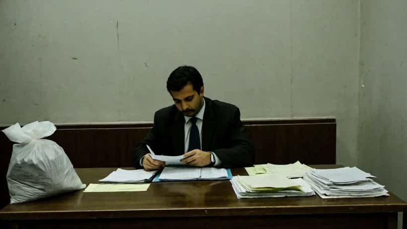 Advogado a analisar documentos de caso de tráfico de droga num tribunal português