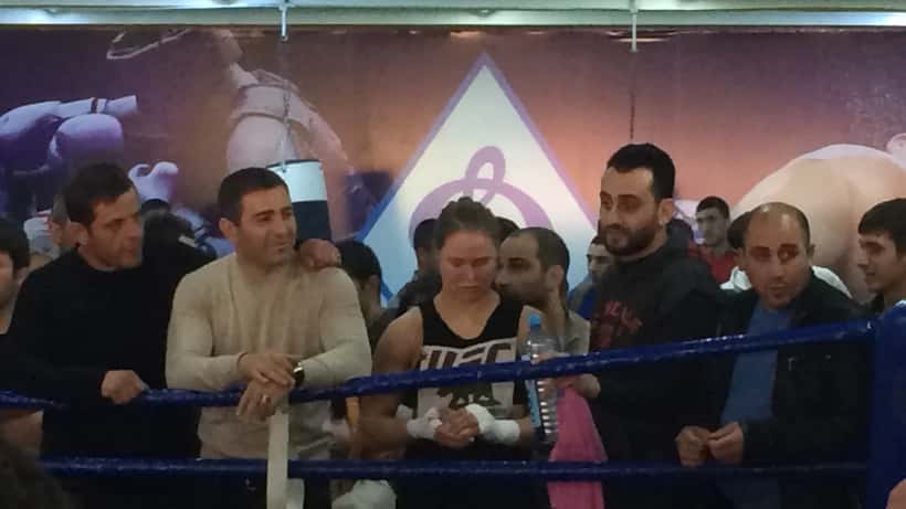 Ronda Rousey kamppailulajien urheilija poseeraamassa
