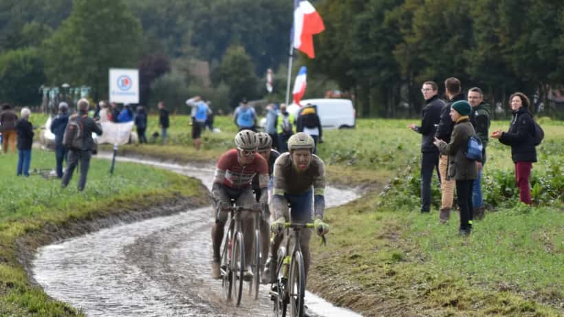 Paris-Roubaix 2021 pyöräilijät boulardinkivillä kilparadalla