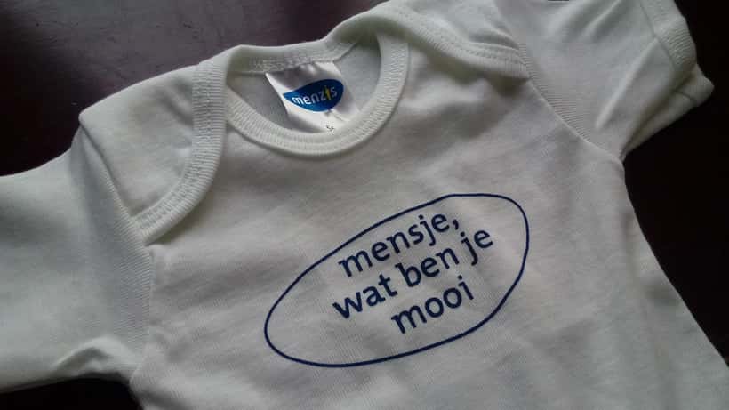 Rompertje voor pasgeborenen, symbool voor de geboorte van Joah Malek, de zoon van presentatrice Hila Noorzai
