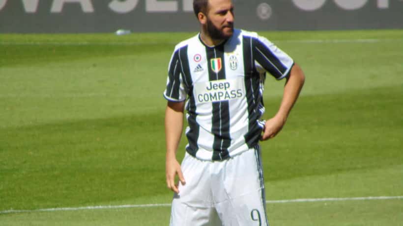Gonzalo Higuaín en un partido de fútbol, exdelantero de Real Madrid y Juventus, referente del fútbol latinoamericano