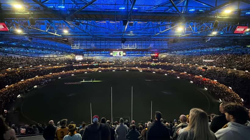 Neale Daniher tribute displayed at an AFL match between St Kilda and Hawthorn, CC BY 4.0