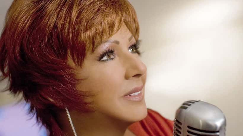 Orietta Berti sul palco durante un concerto, 2008