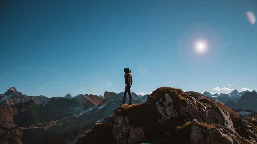 Wanderer auf dem Gratweg am Nebelhorn bei Oberstdorf im Allgäu