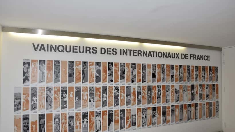 Eingang zum Museum der Französischen Tennisföderation bei Roland Garros in Paris