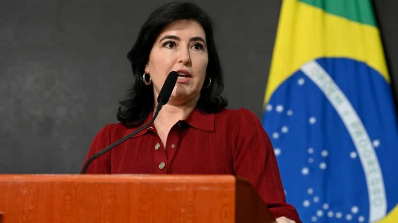 Ministra Simone Tebet em cerimônia oficial, defensora da reforma do Imposto de Renda 2026