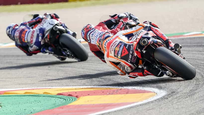 Miguel Oliveira em corrida de MotoGP com equipamento de proteção