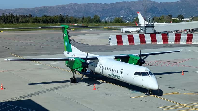 Widerøe DHC-8 fly på Bergen lufthavn Flesland, klar til avgang