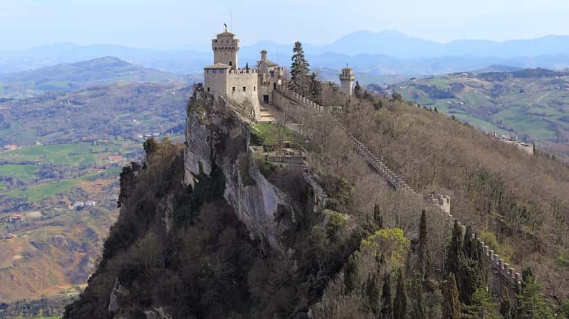 Panoramautsikt over San Marinos tre tårn (Torri, Cesta e Montale) med Italia i bakgrunnen