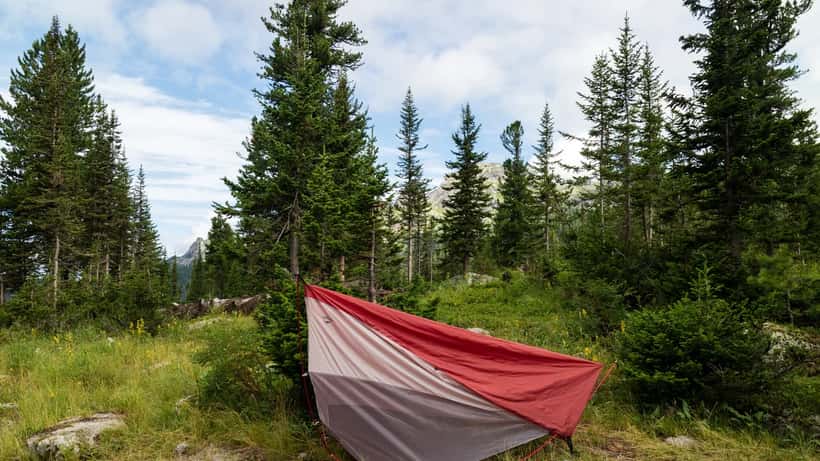 Tente de camping sauvage dans un paysage de montagne, bivouac illégal en nature