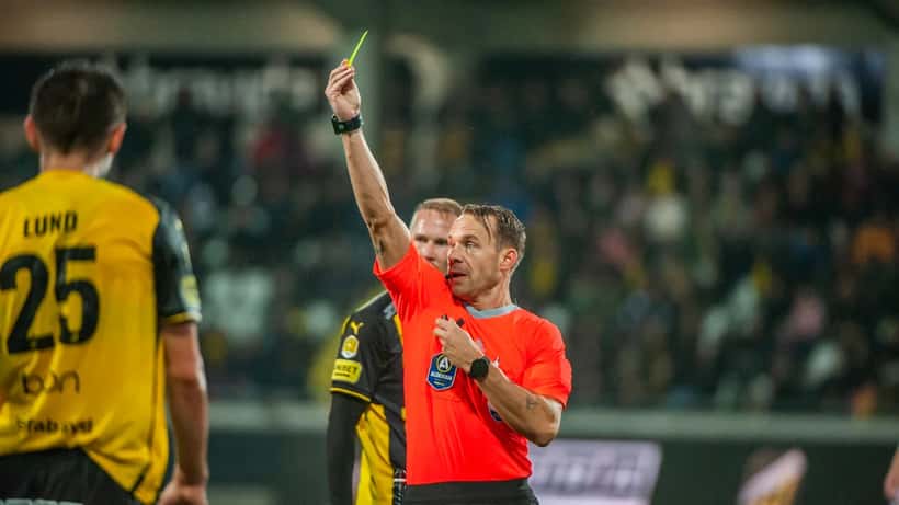 Svensk fotbollsdomare på plan under Allsvenskan-match 2026