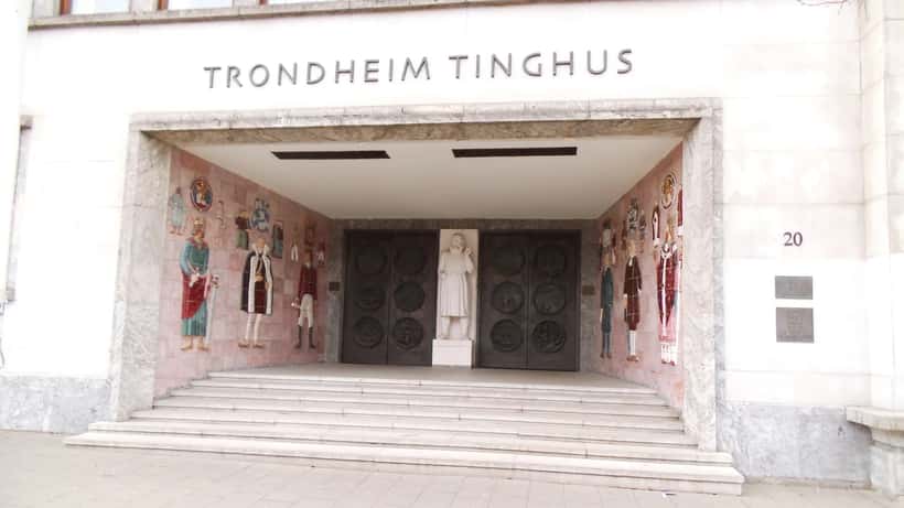 Inngangsparti til Trondheim tinghus med trapper og moderne fasade