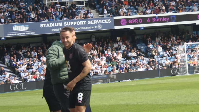 Scott Parker og Josh Brownhill på treningsbanen til Burnley FC april 2025